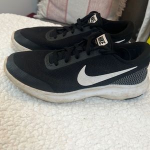 Black & White Nike Flex Experience RN 7